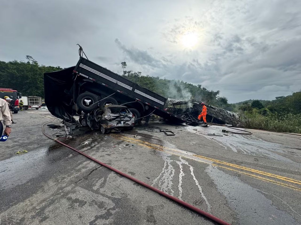 Acidente com ônibus, carreta e carro deixa ao menos 21 mortos em Minas Gerais